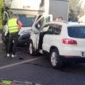 Nesreća na uglu ustaničke i bulevara Došlo do sudara između automobila i kamiona (foto)