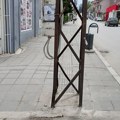 Ove slike pokazuju kako najviše odmažemo slabovidim osobama u Srbiji: Na sred staze za slepe bandera i vozila