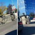 Nesreća na Novom Beogradu: Prevrnut policijski automobil nasred raskrsnice (video)