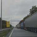 AMSS: Poledica na kolovozu, kamioni se na Horgošu zadržavaju i do 10 sati