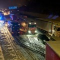 Snežna oluja napravila haos U nemačkoj: Blokirani putevi, putnici satima čekaju u vozilima (foto/video)