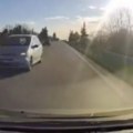 Jezivi momenat upadanja u "makazice" snimljen u Meljaku: Vozač uspeo da skrene u poslednjoj sekundi