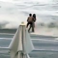Talasi odneli još jednu devojku u more: Jezivi snimak iz Sočija: Grlila se sa momkom u plićaku, a onda je usledio horor…