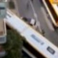 Autobus uleteo kroz ulaz hotela! Od udara pukla ulična cev za gas, opasnost od eksplozije uznemirila Barselonu (video)