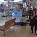 Napad u tržnom centru u Izraelu: Ima ranjenih, snimljeno kako jedan od povređenih "neutrališe" teroristu (video)