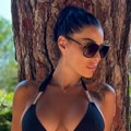 (Foto) bikini sa lancima i silikoni: Naša pevačica (40) važi za jednu od najzgodnijih na estradi: Skinula se i napravila…