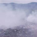 Opet gori deponija kod Sjenice: Širi se gust, crni dim i nesnosan smrad (video)