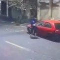 Hteo da iznenadi ćerku, sve se srušilo kao kula od karata Otac parkirao auto ispred kuće, pa završio u suzama! (video)