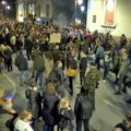 Protest u Čačku – jajima na odbor SNS-a, policija čuva zgradu gradske uprave