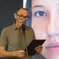Fondacija Angelina poklonila maturske haljine i odela za decu bez roditelja: "Nastavila je da živi kroz pesme i stihove..."…
