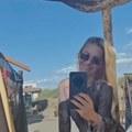 Ćerka grmi u kupaćem, a ni mama nije za bacanje: Nataša Bekvalac u providnoj haljini za plažu: Snimila se telefonom, a…
