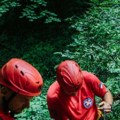 Nestao muškarac Gorska služba na nogama