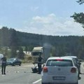 Sudarili se motor i automobil: Delovi rasuti po putu saobraćaj se odvija otežano: Udes na deonici Užice - Zlatibor (foto)