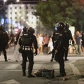 "Umesto da reaguje, nemo posmatra nezakonito postupanje partijskih lojalista": Šta radi policija dok ulice gore?