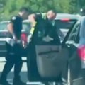 Prevozio migrante, bežao od policije i probio rampu, policajci ga šutirali dok je ležao na putu (video)