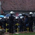 „Tužna slika u Sevojnu“: Policijski kordon razdvajao dve grupe građana