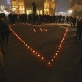 Srce na Trgu slobode u Novom Sadu za 16 nastradalih u padu nadstrešnice