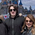Viki i Taške pokazali kako izgleda prava ljubav posle 30 godina i srećna porodica! Poziraju sa sinom Andrejem u Diznilednu…