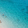 Suncobran samo “na recept”: Bizarno pravilo na plaži popularnog mediteranskog ostrva razbesnelo turiste