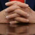Bivši Trampov saradnik priznao krivicu za zadržavanje poverljivih informacija: Milionska kazna i društveno koristan rad