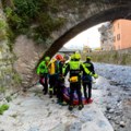 Tragedija na jezeru Komo: Devetnaestogodišnjak skočio po loptu, pao niz liticu i izgubio život