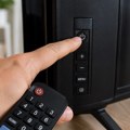 Držite dugme za uključivanje televizora 3 sekunde: Evo čemu služi i kada bi trebalo da ga koristite
