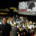 I pretposlednje veče Niškog filmskog festivala okupilo brojnu publiku na keju, premijera filma „Među bogovima“