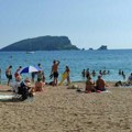 Jadran vrvi od turista u oktobru: Ležaljke pune, ljudi se kupaju kao da je jul i kažu da je voda odlična