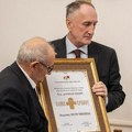 Kosti Čavoškom uručena godišnja nagrada Srpskog nacionalnog savjeta Crne Gore „Slava Srbinu“