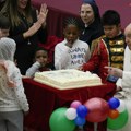 Papa Franja proslavlja 87. Rođendan Na zabavi igra, pesma, cirkuska predstava, torta pre molitve (foto)