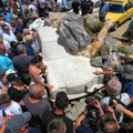 Automobil u kamenu: Otkriven prvi spomenik "mercedesu" u prirodnoj veličini (foto, video)