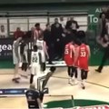 VIDEO Haos u finalu: Bivšeg košarkaša Partizana jedva zaustavili da ne prebije trenera