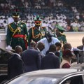 Predsednik Nigerije pao na paradi: Okliznuo se dok se penjao na svečano vozilo morali da mu pomognu da stane na noge (video)