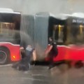 Bujica odnela ženu pod autobus! Megaoluja napravila haos, vatrogasci spasili nekoliko osoba: Dramatični snimci iz Beča…