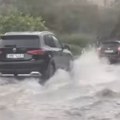 Solun pod vodom! Ulice se pretvorile u reke, vozila se sudaraju, radnici izašli u panici sa metlama! (video)