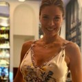 (Foto) izgleda upola mlađe: Sanja Kužet proslavila rođendan, u svilenoj kratkoj haljini sa pletenicama na glavi - evo koliko…