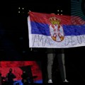 Amadeus bend sa tremom i ižvrljanom zastavom Srbije pred svojim leskovčanima