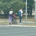 Strašna scena u Beogradu: Žena nasred ulice vozi dete u invalidskim kolicima i prosi, neko može da pogine