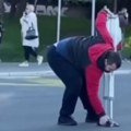 Ko je ovaj čovek? Heroj na štakama spasio mače u špicu saobraćaja! Vozila jure, ono se bori za život (snimak)