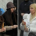 Ceca sa snajkom i unukom prva stigla na Arkanov grob: Lidija u belom na pomenu, jedno svi gledaju (video)