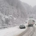 (Foto, video) Sneg okovao Srbiju! Totalni kolaps na putu kod Topole, ogromni snežni nanosi na više planina, šleper se…