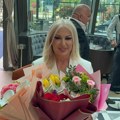 Fanovi iznenadili Elmu Sinanović: Pevačica blista na promociji albuma u belom - ovaj gest joj izmamio suze