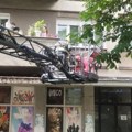 Prve slike drame u Zemunu: Čovek slučajno pao sa drugog sprata, vatrogasci-spasioci ga izvlačili dizalicom