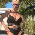Maja Nikolić u zanosu strasti sa mužem: Skinuli se na plaži, ona ga drži za grudi i ljubi - baš su se opustili