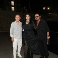 Dragana Mirković stigla limuzinom: Došla na koncert Južnog vetra u Beogradu sa Kemalom i Miletom Kitićem: Sva u crnom (video)…