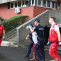 (Video) Ovo je Zoran osumnjičen za ubistvo svoje majke na Novom Beogradu! Policija ga izvela bosog sa lisicama na rukama, ušao…