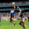 Lopta koja je dotakla "Božiju ruku": Milioni na aukciji za "Maradonin fudbal" (video)