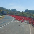 Преврнуо се шлепер, више од 500 гајби "Кока-коле" завршило на путу ФОТО