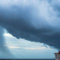 Crni oblaci gutaju Jadran Stiže čudovišna oluja sa Mediterana: Voda potapa sve pred sobom, a evo kada se očekuju najjači udari!…