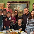 Na stolu tradicionalni specijaliteti i domaće vino: Ovako naš poznati košarkaš obeležava krsnu slavu, cela porodica na okupu…